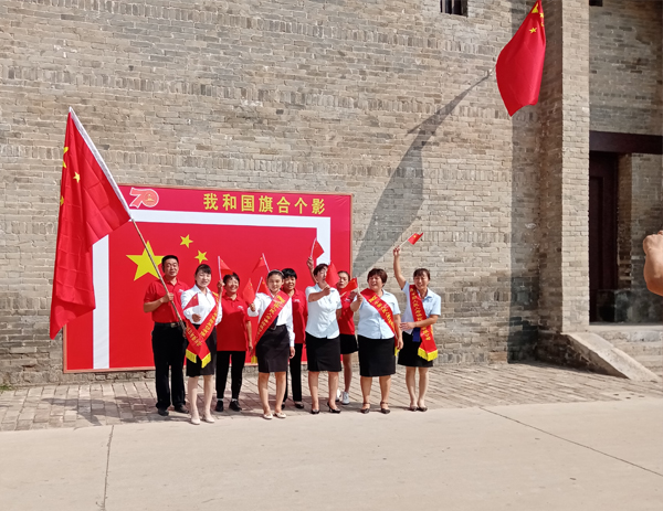 叶氏庄园举办新中国成立70周年“我和国旗合个影”活动1